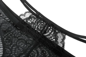 Détails en dentelle florale noire avec des bords fins en cils sur le bonnet du soutien-gorge