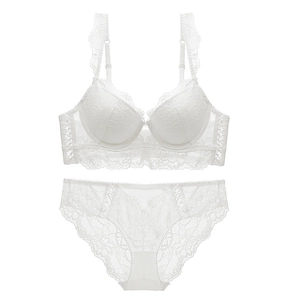 Ensemble de lingerie en dentelle blanche avec soutien-gorge 3/4 et culotte assortie