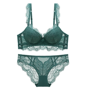 Vue détaillée de la broderie florale vert foncé et de la dentelle du soutien-gorge