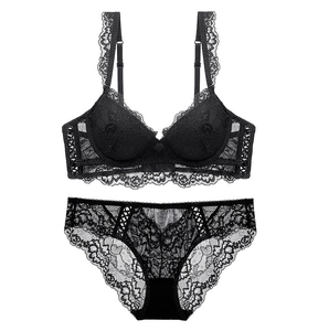 Gros plan détaillé de l'ensemble de lingerie en dentelle noire avec broderie florale