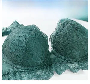 Vue détaillée de la dentelle florale vert foncé avec élégante bordure festonnée