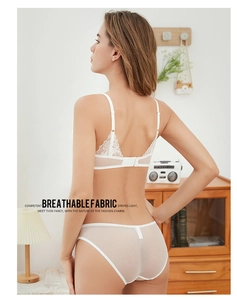 Détail du dos de soutien-gorge en dentelle blanche avec broderie et maille transparente
