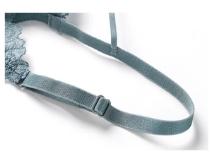 Détail de la bretelle de soutien-gorge élastique réglable bleu canard avec dentelle