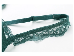 Détail des bretelles élastiques réglables sur un soutien-gorge en dentelle verte