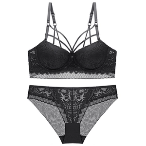 Sexy zwarte kanten lingerieset met beugelbeha en strappy design met v-hals voor dames
