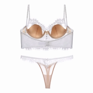 Dettaglio ricamo in pizzo bianco con ciglia su reggiseno in cotone traspirante
