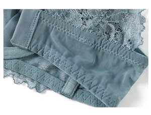 Gros plan sur la dentelle bleu-gris et le tissu en mesh avec coutures renforcées
