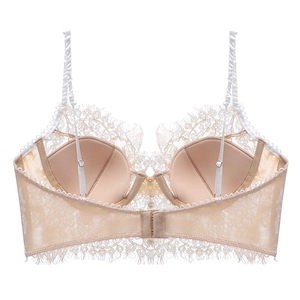 Détail de soutien-gorge en dentelle française avec bordure cil et bretelles
