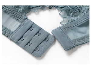 Détail du soutien-gorge en dentelle bleu gris avec fermeture à 3 rangées et tulle fin
