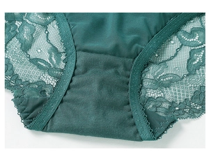 Détail de culotte en dentelle vert foncé avec maille florale et entrejambe en coton doux