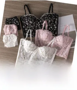 Mise à plat de bustiers en dentelle française avec broderie florale dorée sur bois