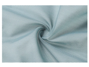 Détail du tissu en maille dentelle bleu clair montrant une structure respirante