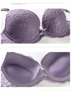 Dettaglio reggiseno in pizzo viola con ricamo floreale e design push-up per un seno sollevato