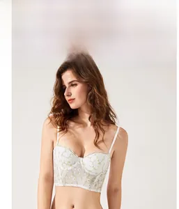 Broderies détaillées et dentelle délicate sur ce corset blanc à fleurs et bretelles