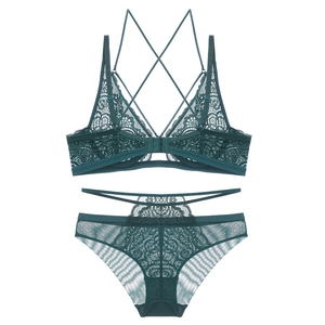 Détail de l'ensemble de lingerie en dentelle vert forêt avec bretelles croisées au dos