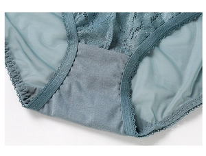Détails de dentelle florale et doublure en maille respirante sur lingerie bleu gris