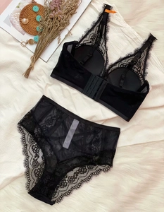 Flachliegendes schwarzes Spitzenunterwäsche-Set mit High-Waist-Slip und 75B Triangel-BH