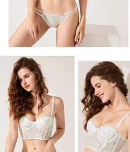 Détail du bustier en dentelle blanche et culotte assortie avec broderie florale