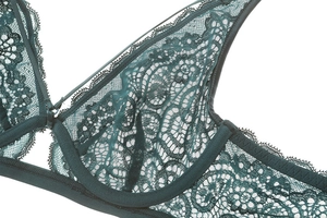 Gros plan sur la dentelle florale vert foncé du soutien-gorge et ses finitions soignées