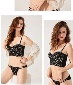 Détails d'un ensemble de lingerie en dentelle noire avec broderies florales blanches de luxe
