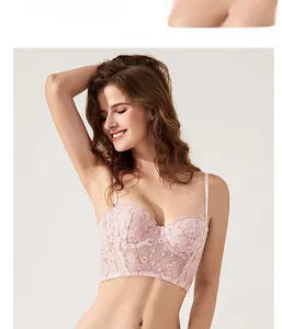 Détails de broderie en dentelle rose avec fils floraux dorés sur ce soutien-gorge de luxe