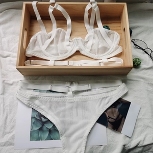 Détail du soutien-gorge en dentelle blanche transparente avec bonnets en résille et sangles