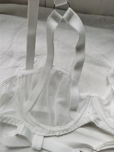 Détail de soutien-gorge en maille blanche avec bretelles réglables et armatures