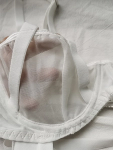 Détail d'un soutien-gorge blanc en maille transparente montrant le tissu respirant