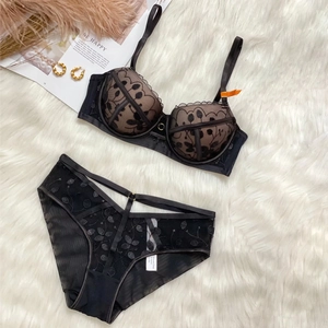 Vue détaillée d'un ensemble de lingerie en dentelle noire avec broderie sur fourrure