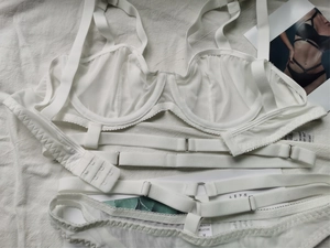 Ensemble de lingerie en dentelle blanche transparente avec détails à lanières