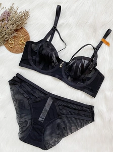 Détail de l'ensemble lingerie en dentelle noire sur fond de fourrure blanche élégante