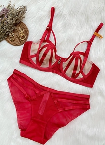 Ensemble lingerie sexy en dentelle rouge avec détails de lanières sur fond de fausse fourrure