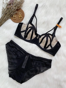 Détail d'un ensemble de lingerie en dentelle noire avec lanières croisées et tulle