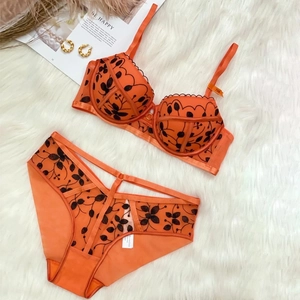 Ensemble de lingerie orange en dentelle avec soutien-gorge à armatures et culotte