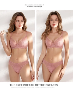 Détail d'un ensemble de lingerie en dentelle rose avec soutien-gorge semi-transparent