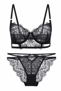 Set di lingerie in pizzo nero con ricamo floreale e dettagli cut-out su sfondo bianco