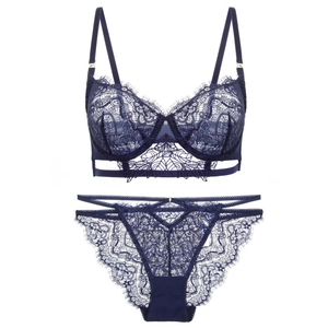 Dettaglio del set intimo in pizzo blu navy con bordi a ciglia e struttura a incrocio