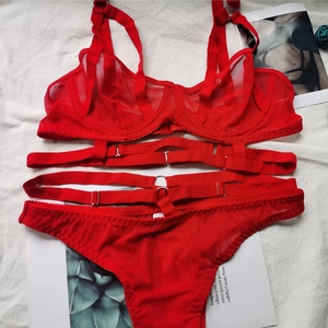 Ensemble de lingerie en dentelle rouge avec lanières réglables et détails métalliques