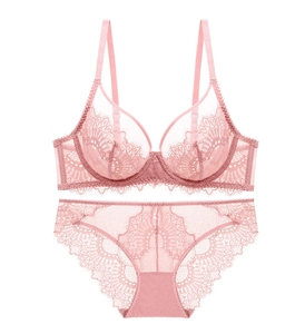 Détail d'un ensemble de lingerie en dentelle rose avec mesh transparent et motifs floraux