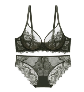 Détail d'un ensemble lingerie en dentelle vert foncé avec mesh et motifs floraux