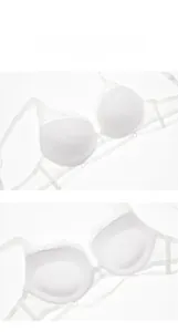 Détails de la broderie en dentelle blanche et de la structure interne du bonnet