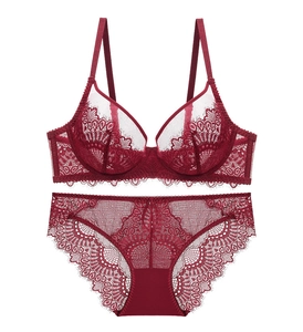 Vue détaillée de l'ensemble de lingerie en dentelle bordeaux avec broderies florales