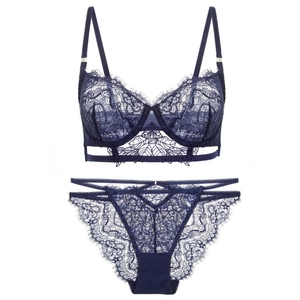 Completo intimo in pizzo blu navy con ricami floreali e spalline regolabili in vista piatta