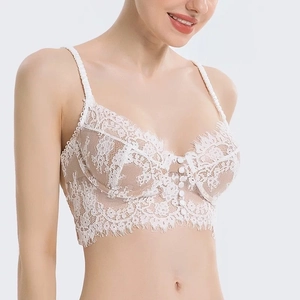 Détail du soutien-gorge en dentelle florale blanche avec bretelles et boutons déco