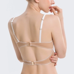 Détail du soutien-gorge dos nu beige avec bordure en dentelle blanche et boucles dorées