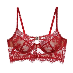 Détail d'une brassière en dentelle rouge avec motifs floraux et boutons centraux