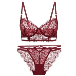 Set lingerie in pizzo rosso scuro con reggiseno con ferretto e slip con intagli