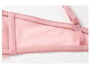 Détail de soutien-gorge en dentelle rose avec bretelles réglables et mesh léger
