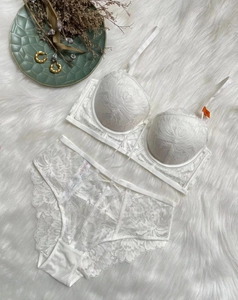 Ensemble lingerie en dentelle blanche avec broderie florale sur fond en peluche douce