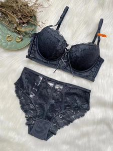 Ensemble de lingerie en dentelle noire avec broderie florale sur fond de fausse fourrure
